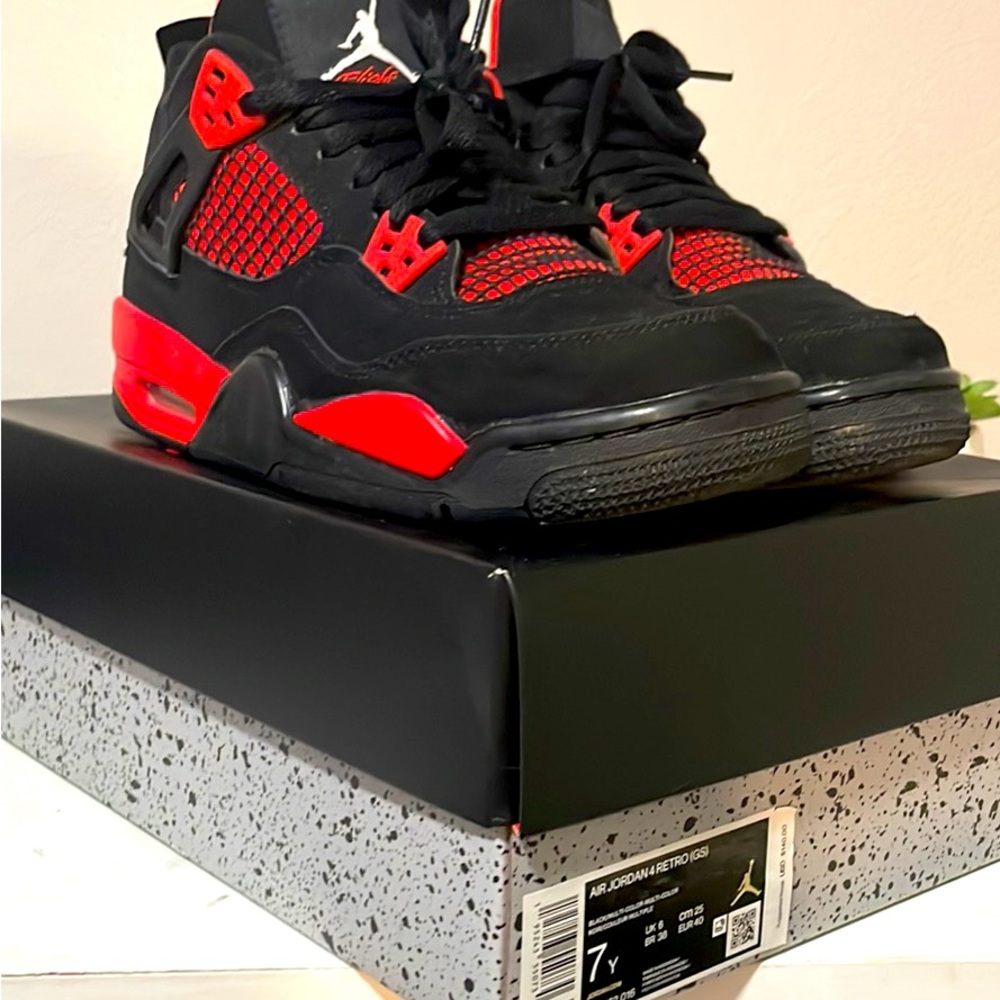 Jordan Retro 4 comes with OG box